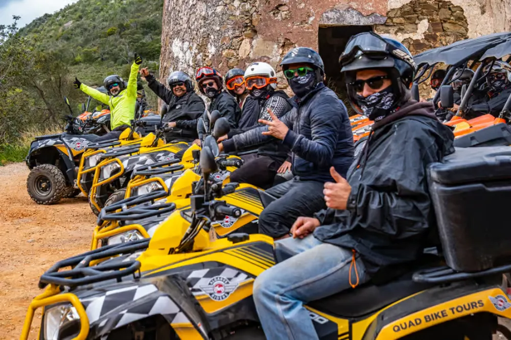 Quad todoterreno por un sendero rural del Algarve cerca de Albufeira
