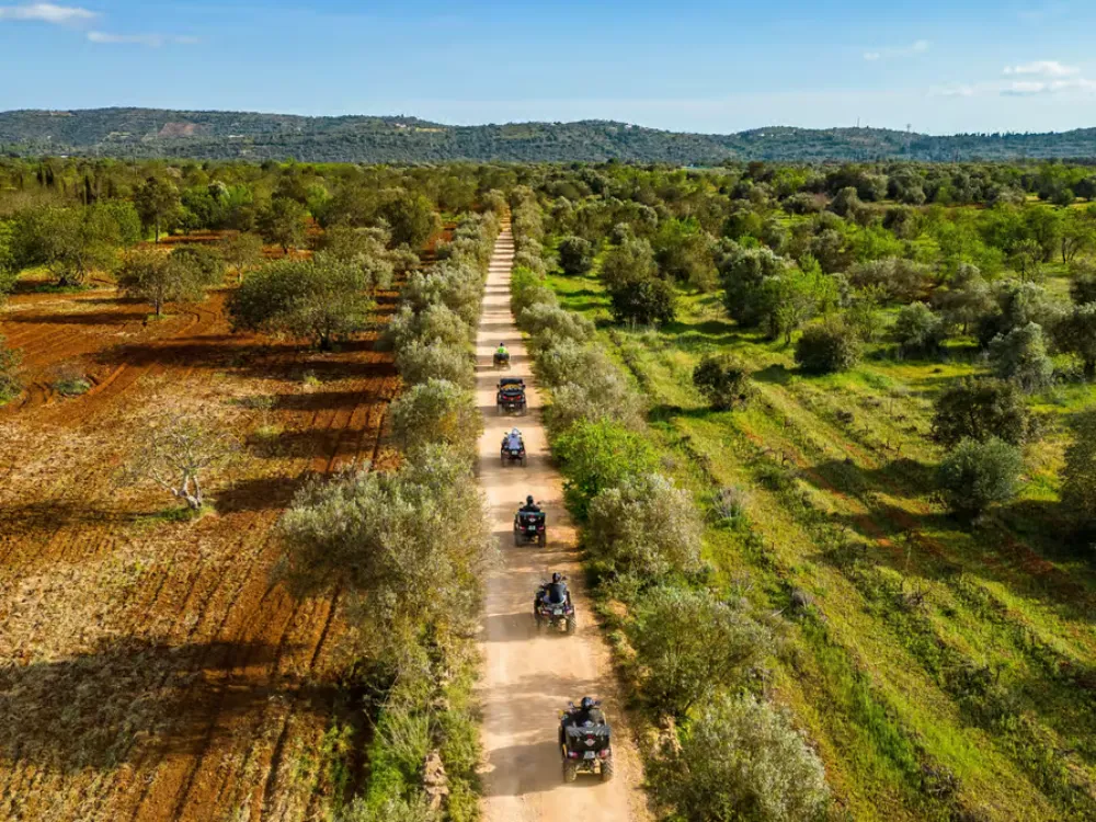 Vistas panorámicas de la campiña del Algarve desde la ruta en quad