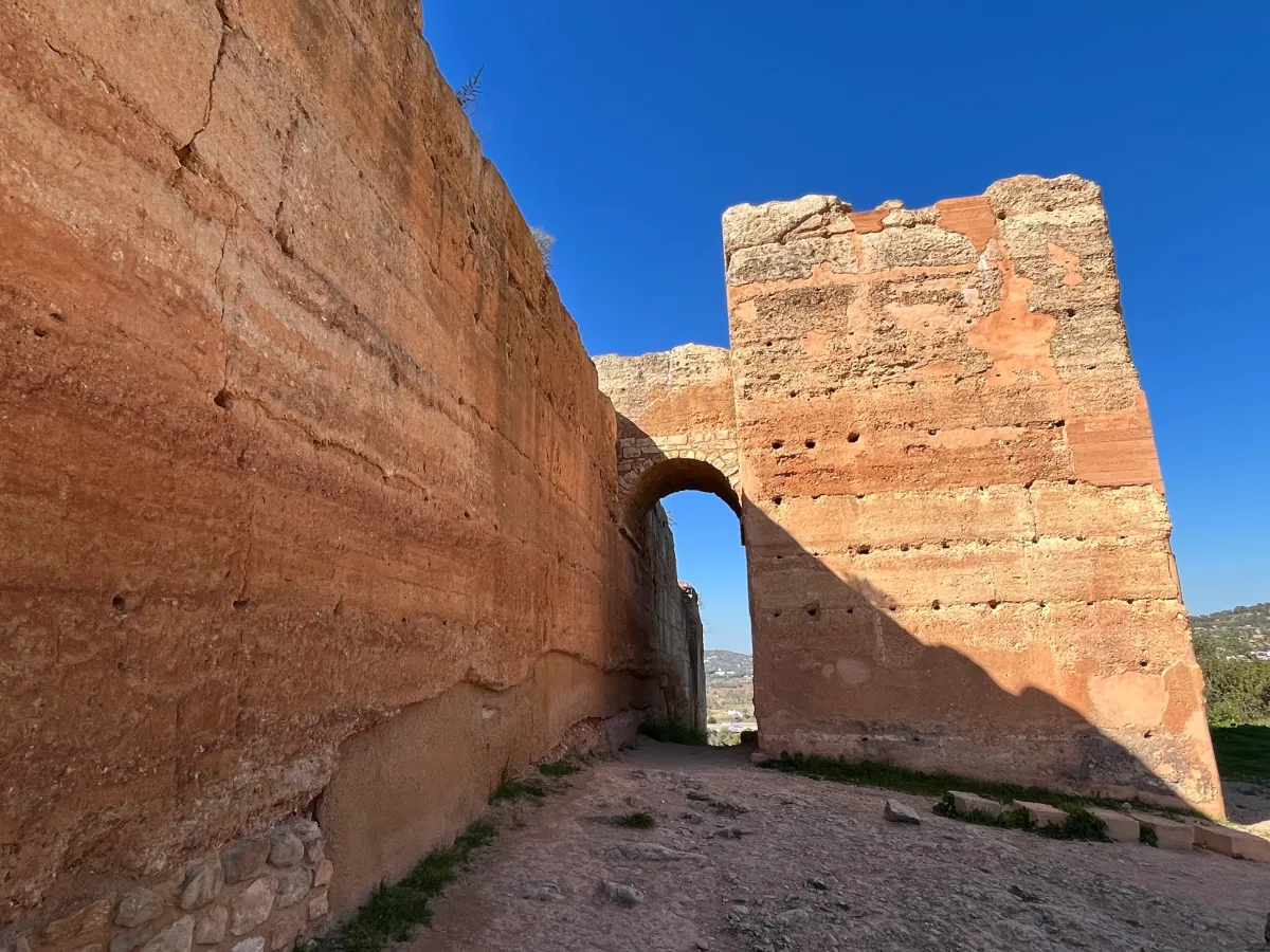 The bent L-shaped entrance gate of Paderne Castle