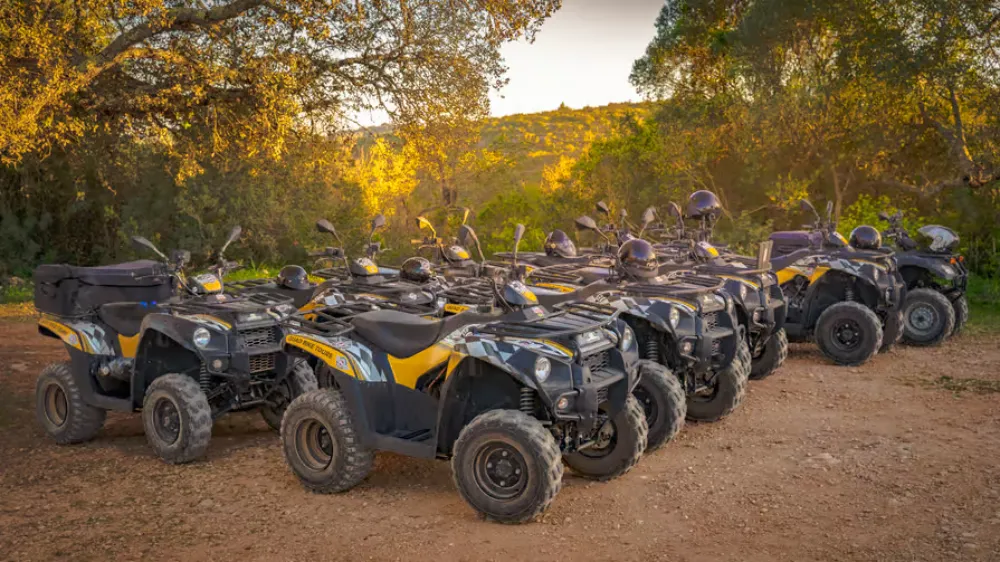 Quads garés à la fin de l'excursion près d'Albufeira