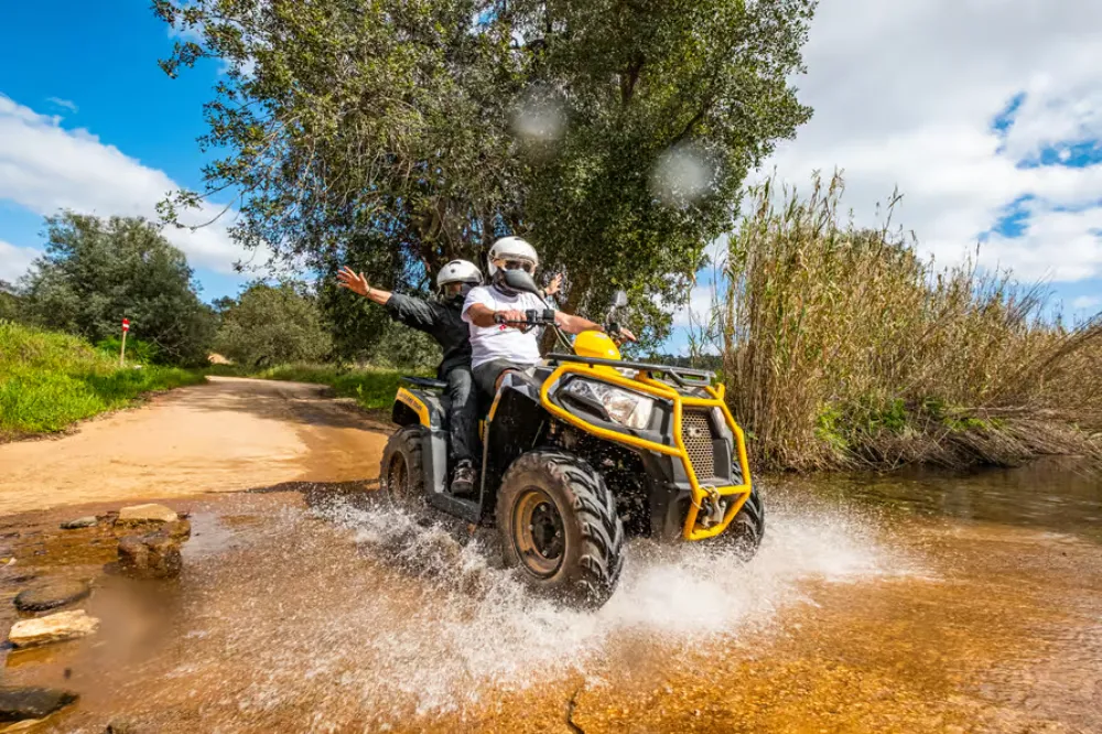 Conducteur avec casque aux commandes d'un quad 300 cc