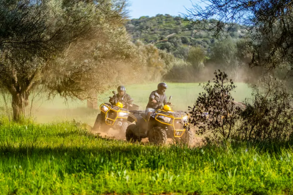 Quad affrontant une montée de pierres rocailleuses