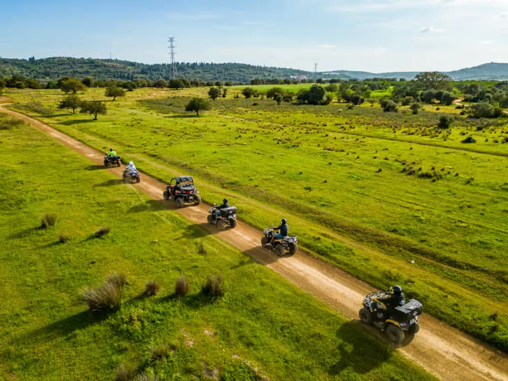 Couple partageant un quad de deux places