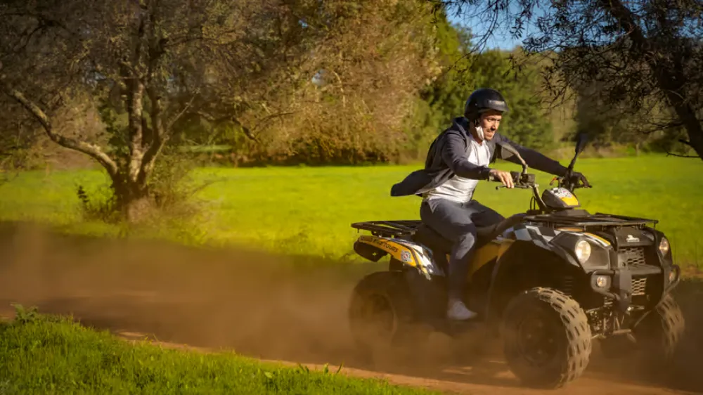 Quad traversant un sentier rocheux de l'Algarve